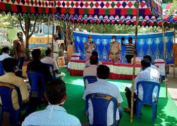 Visakhapatnam police raise awareness on COVID-19 severity in Appughar