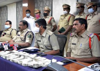 Visakhapatnam police nab robbery gang, recover Rs 12.5 lakh