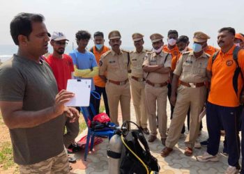 SDRF officers train in Scuba Diving at Rushikonda in Vizag