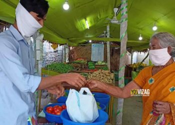 Laid off due to pandemic, Vizag teacher turns vegetable seller in Guntur