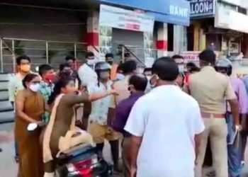 Woman argues with Visakhapatnam police for imposing fine during curfew