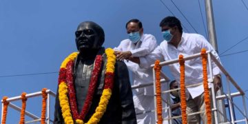 Vice President Naidu pays his respects to the late PM PV Narasimha Rao