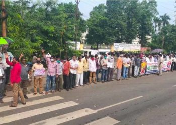 People form 10-km human chain to protest against VSP privatisation, visakhapatnam steel plant