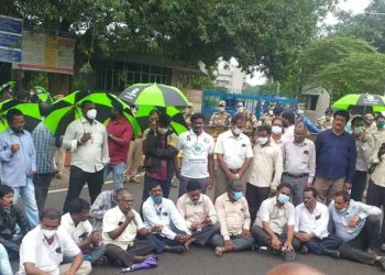 Steel Plant workers protest under the rain against RINL disinvestment, vizag