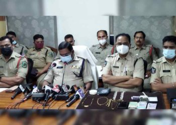 Vizag City Police arrests 5 people in 4 separate robbery cases