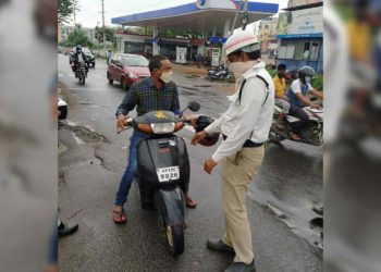 Vizag Traffic Police comes down hard on the violators of new guidelines