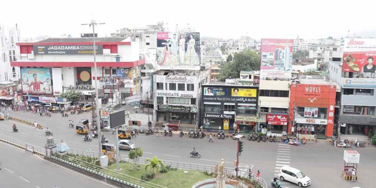 5 different types of people you would find at traffic signals in Vizag