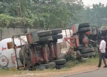 Gas leak fumes panic as LPG tanker overturns in Parawada Pharma City in Vizag