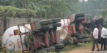 Gas leak fumes panic as LPG tanker overturns in Parawada Pharma City in Vizag