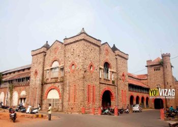 Visakhapatnam teachers protest at Collectorate against new PRC