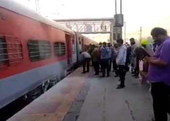 Smoke from Visakhapatnam to New Delhi bound Andhra Pradesh Express, Nekkonda Railway Station