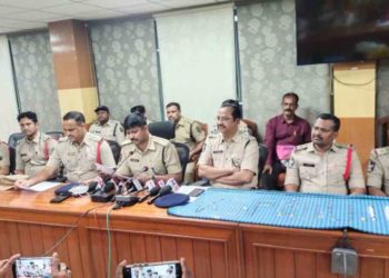 Visakhapatnam Police hold a press conference on solving recent thefts