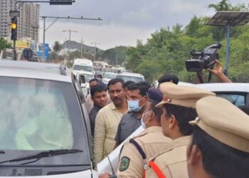 Chandra Babu Naidu: Police halt convoy near Yendada during his Vizag tour