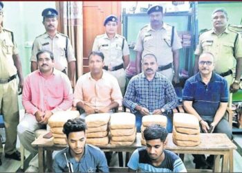 Interstate ganja smugglers caught in Visakhapatnam Railway Station