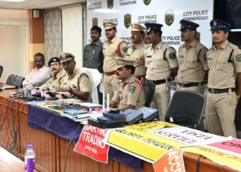 Visakhapatnam City Police arrest 6 fraudsters for luring women into fake online jobs