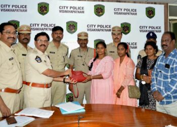 Visakhapatnam Police recover lost purse with Rs. 1 lakh in record time