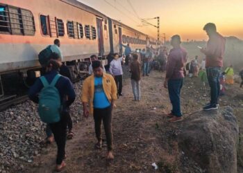 Visakhapatnam-Secunderabad Godavari Express derails, no casualties reported