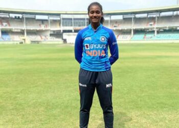 Vizag girl Shabnam Md gets picked by Gujarat at Women's Premier League auction.