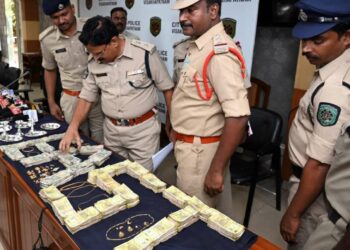 Visakhapatnam Police crack high-staked robbery case, recover 9 lakhs in cash