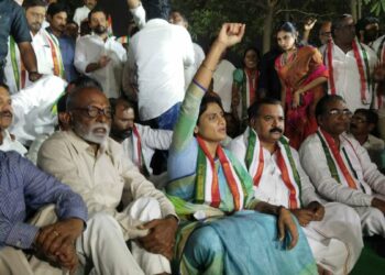 Sharmila protests in Visakhapatnam against attack on Rahul yatra