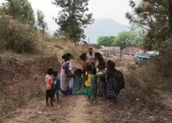 With lack of facilities, a tribal woman gave birth on the roadside