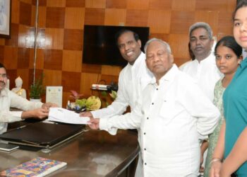 Ganta Srinivasa Rao, Paul file nomination papers on the first day