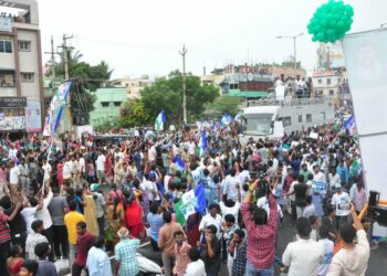 Jagan roadshow in Vizag draws crowds