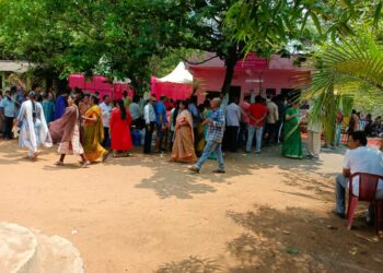 Braving hot sun, voters throng polling stations in Visakhapatnam