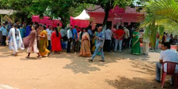 Braving hot sun, voters throng polling stations in Visakhapatnam