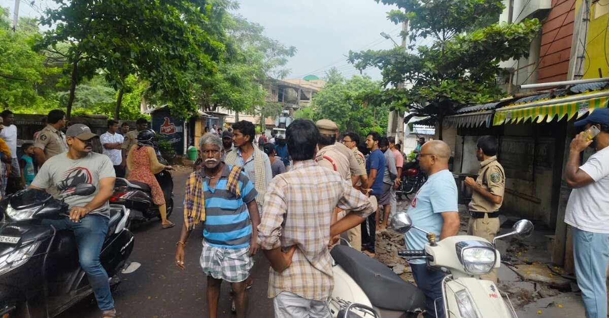 GVMC removes shop vendors in Visakhapatnam