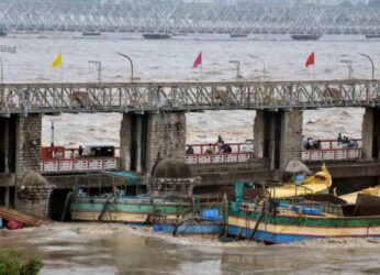 Experts from Visakhapatnam brought in to remove boats from Prakasam Barrage