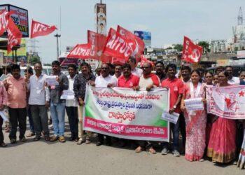 Rasta roko against Visakhapatnam Steel Plant privatization brings traffic to halt