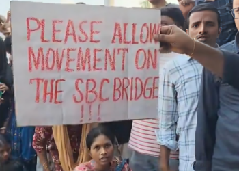 Visakhapatnam naval dockyard employees protest for opening of SBC bridge