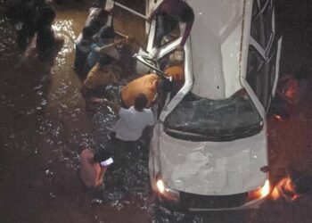 Lack of streetlights blamed for death; Car falls into Gosthani River, Visakhapatnam