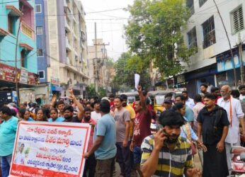 Pushcart vendors storm corporator’s house in Vizag