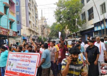 Visakhapatnam: Pushcart vendors protest at Murthy Yadav house