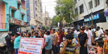 Visakhapatnam: Pushcart vendors protest at Murthy Yadav house