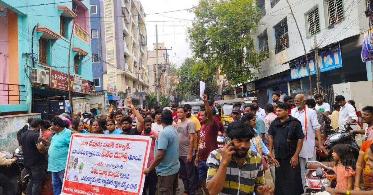 Visakhapatnam: Pushcart vendors protest at Murthy Yadav house