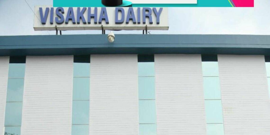 Visakhapatnam Dairy farmers stages Maha dharna over low pay