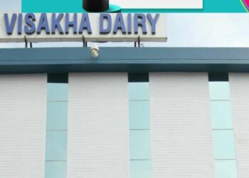 Visakhapatnam Dairy farmers stages Maha dharna over low pay